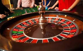 Pengguna memainkan Live Casino kingpg di smartphone dengan tampilan dealer langsung